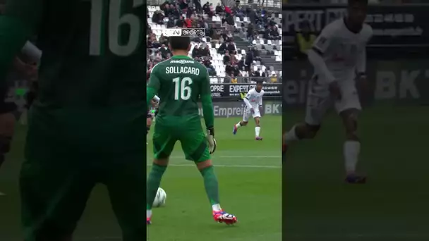 🥶 Ils concèdent un penalty après 15 SECONDES de jeu, c'est dingue ! #Shorts