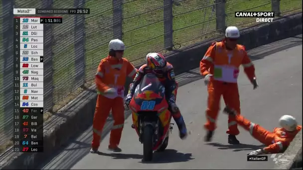 Moto2 - Chute pour le commissaire de course qui accompagne Jorge Martin !