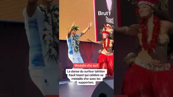 La danse du surfeur tahitien Kauli Vaast qui célèbre sa médaille d'or avec les supporters #paris2024