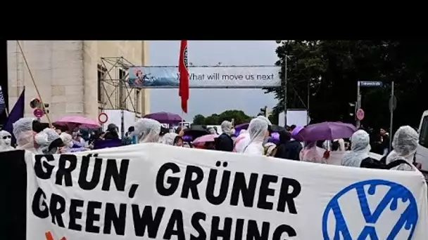 Munich : des militants écologistes manifestent contre le salon de l'automobile