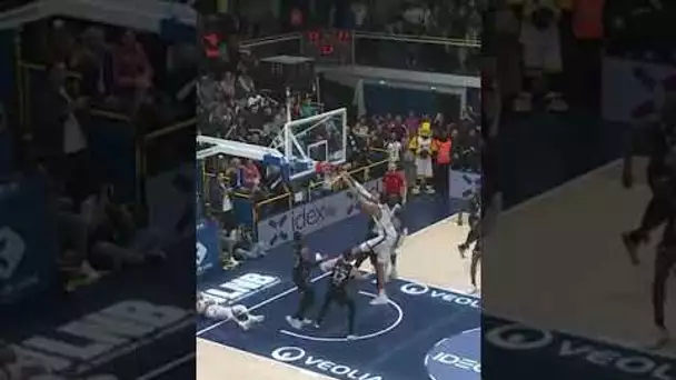 VICTOR WEMBANYAMA WITH A FEROCIOUS GAME-WINNING PUTBACK DUNK 😱 | #Shorts