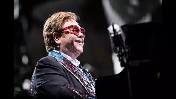 Elton John atteint d'une sévère pneumonie, il donne des nouvelles de sa santé