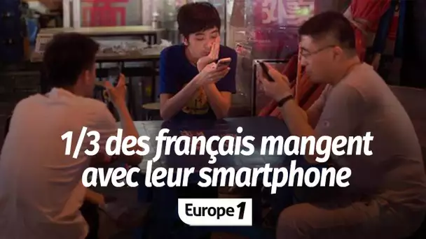 Un tiers des Français mangent en consultant leur smartphone : "Ça devient une habitude"