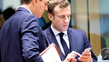 "Tu me manques" : les SMS surprenants d'Emmanuel Macron