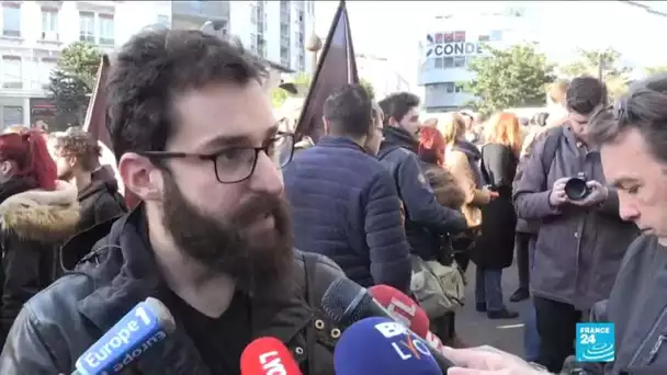 En France, les étudiants manifestent contre la précarité