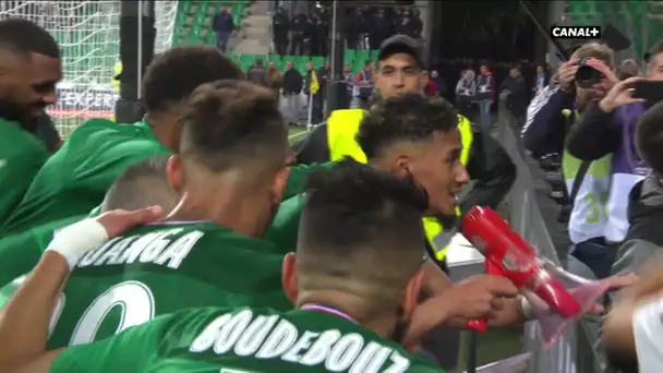 La communion des joueurs de Saint-Étienne avec leur public !