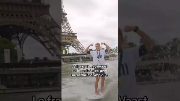 Kauli Vaast surfe sur la Seine avec sa médaille olympique #paris2024