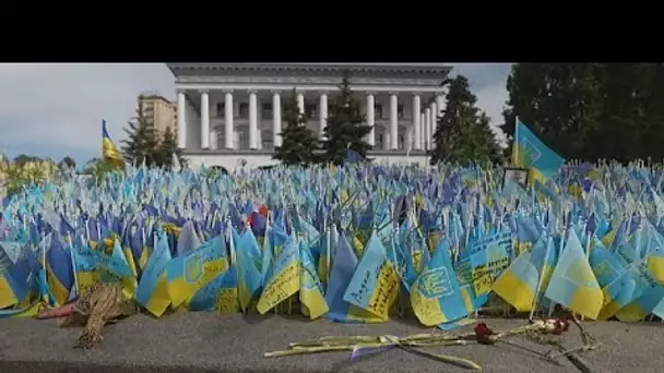 Kyiv honore ses héros tombés lors de la guerre contre la Russie, symboles exposés dans les rues