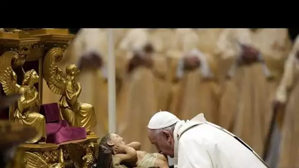 Messe de Noël : devant 2 000 personnes masquées, le Pape François appelle à l'humilité