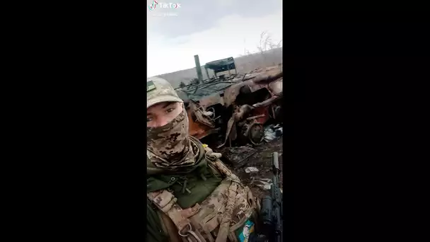 Sur Tiktok, ces jeunes ukrainiens partagent leur vie en direct du front