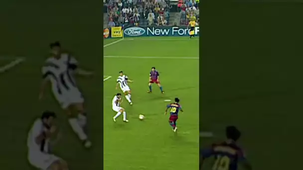 🤩 Le toucher de balle et le pas de danse... Ronaldinho était juste magique !#football #soccer