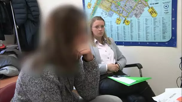 Elle joue l'insolente pendant la garde à vue