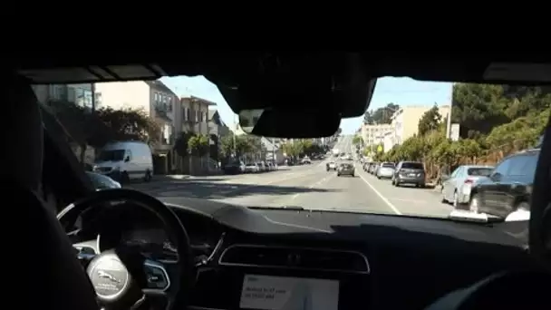 États-Unis : les robot-taxis sèment la pagaille à San Francisco • FRANCE 24