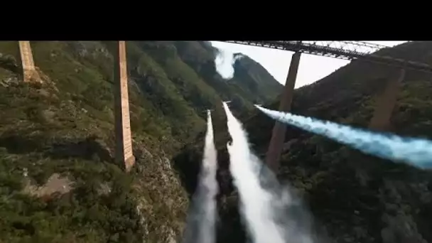 No Comment. Des avions acrobatiques volent à l'envers sous le plus haut pont ferroviaire d'Europe