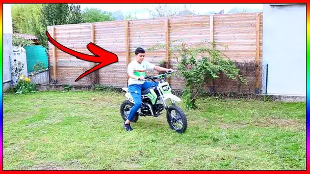 MOMO FAIT DE LA MOTO CROSS DANS MON JARDIN - IL A FAILLI FAIRE UN ACCIDENT !!