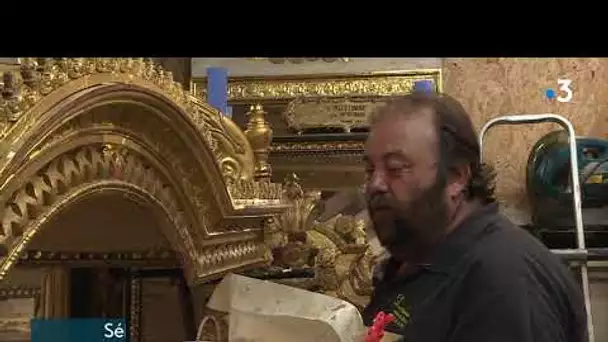 Un artisan doreur restaurateur redonne vie au dais de procession de la cathédrale de Chartres