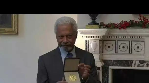 Covid oblige, c'est à Londres que l'Africain Abdulrazak Gurnah reçoit son prix Nobel de l…