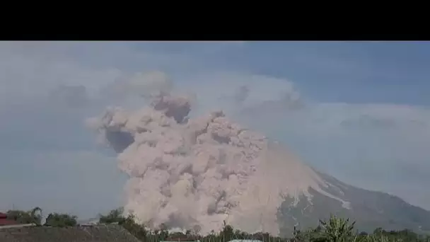 Spectaculaire éruption du volcan Sinabung en Indonésie