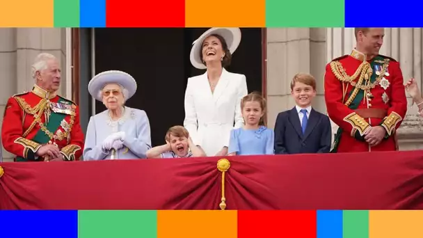 Jubilé d'Elizabeth II  la famille royale presque au complet au balcon, George, Charlotte et Louis