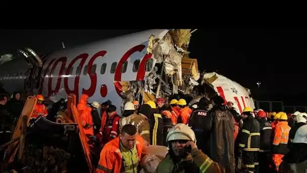 Un avion sort de piste et se brise en trois à Istanbul