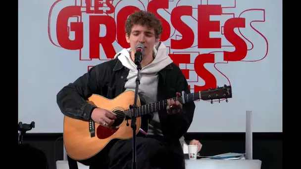 Aliocha Schneider chante "Feu de paille" en live dans Les Grosses Têtes