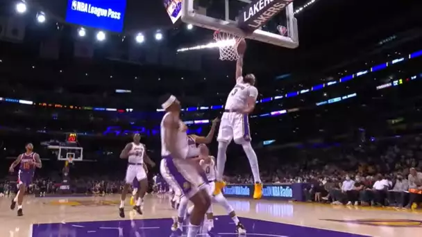 AD Elevates for HUGE One-Hand Oop! 😮