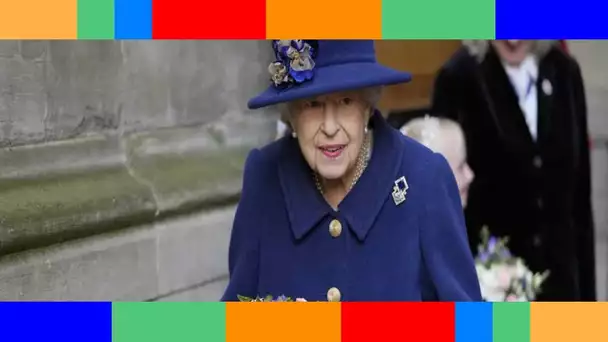 PHOTOS – Elizabeth II, 95 ans, aidée d'une canne pour marcher  les clichés qui interpellent