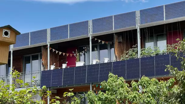 Face à la hausse des prix de l'énergie, les Allemands équipent leurs balcons de panneaux solaires