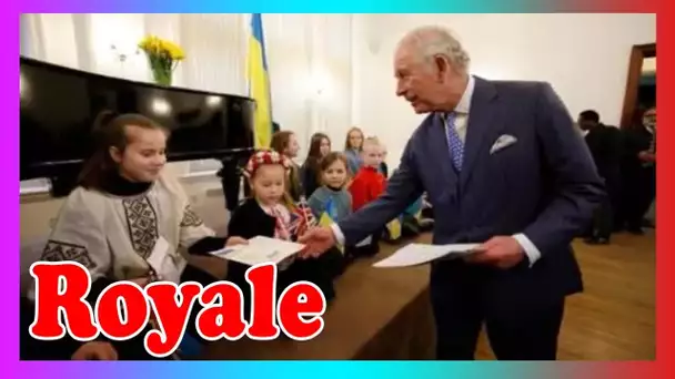 'Gloire à l'Ukraine!' Le prince Charles acc3pte le panneau ''Stop Poutine'' d'une adorable écolière