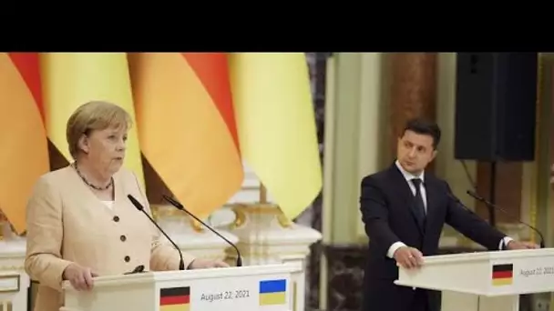 À Kiev, Angela Merkel tente de rassurer sur le gaz russe