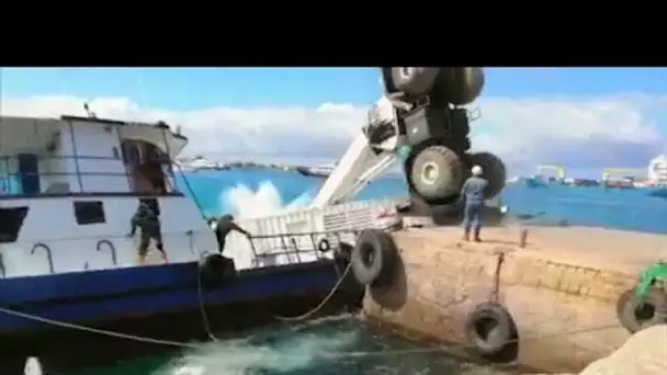 Marée noire aux Galapagos après le chavirage d'une barge