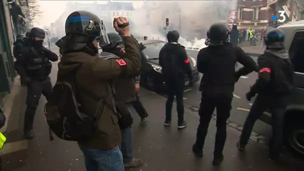 Gilets jaunes : les images d&#039;une interpellation à Lille