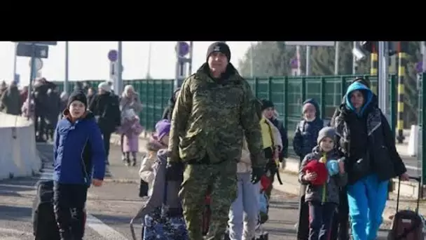 Guerre en Ukraine : 32 kilomètres à pieds pour passer la frontière polonaise