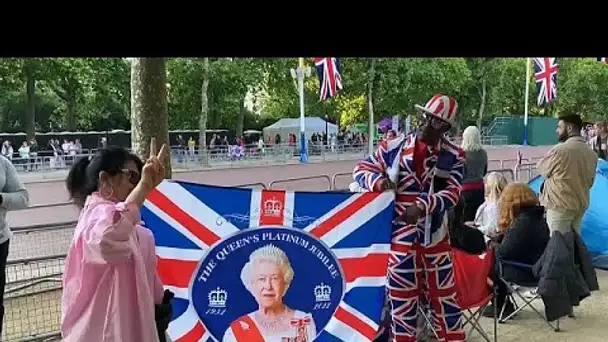 Jubilé de la reine : les fans de la famille royale campent devant Buckingham