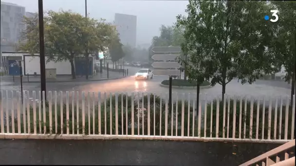 Insolite : 14h30 dans l'île de Nantes... l'orage fait rage