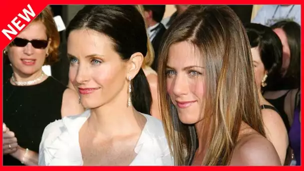 ✅  Courteney Cox et Jennifer Aniston se mettent en scène derrière un masque