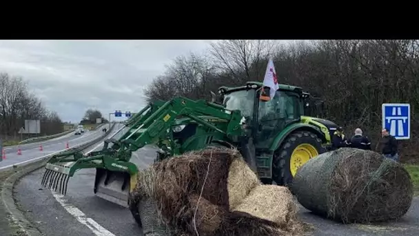 EN DIRECT - Blocages : les agriculteurs resserrent l'étau sur Paris, les tractations se poursuivent