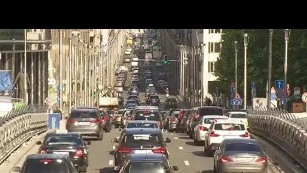 Face à l'enjeu climatique, le secteur automobile alterne marche avant et marche arrière