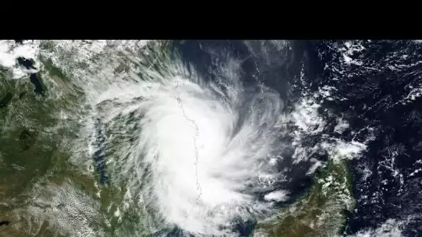 Le cyclone Kenneth frappe les côtes du Mozambique et menace la Tanzanie