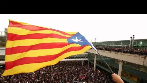 Catalogne : les manifestants indépendantistes tentent de bloquer l'aéroport de Barcelone