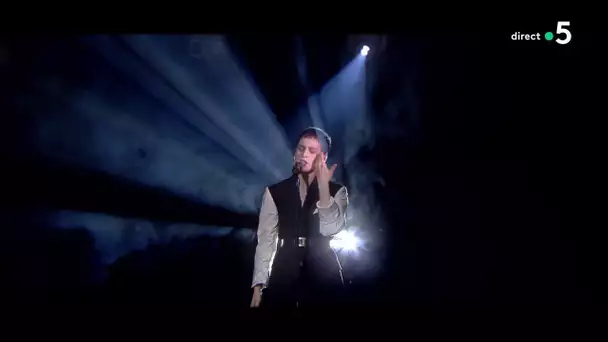 Christine and the Queens - La Marcheuse (live) - C à Vous - 30/01/2019