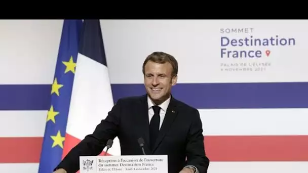 Macron a changé le bleu du drapeau français