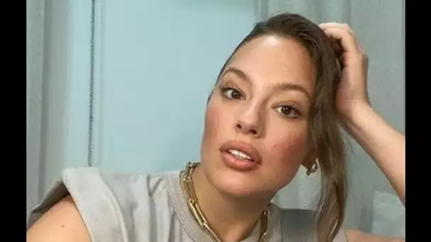 Ashley Graham nue dans son bain : la mannequin est fière d’afficher ses poils sous...