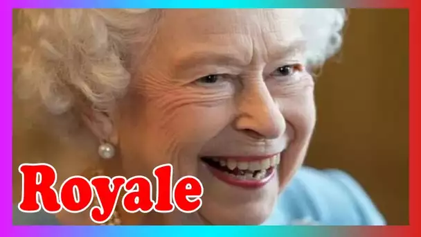 Queen met les gens à l'aise avec une technique unique à deux m0ts pour personnaliser les salutations