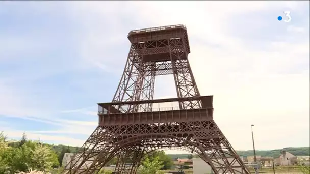 Une réplique de la tour Eiffel en construction à Capdenac-Gare, dans l&#039;Aveyron