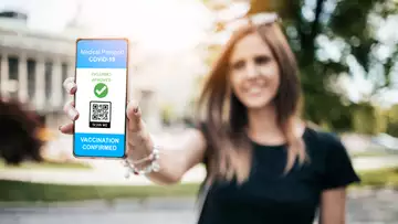 Covid-19 : de faux passeports de santé dans le collimateur de centaines d'enquêtes