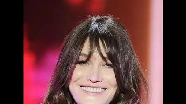 PHOTO – Carla Bruni heureuse et gourmande à quelques jours de Noël