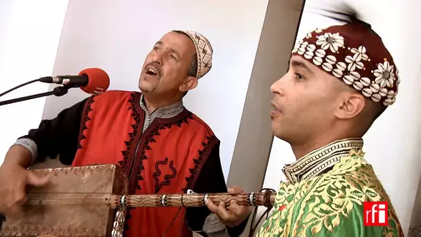 Le maâlem Abdelslam Alikane Souiri joue "Bania" - Festival gnawa d'Essaouira, Maroc