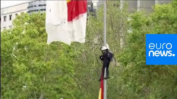 Espagne : le parachutiste heurte un lampadaire en plein défilé