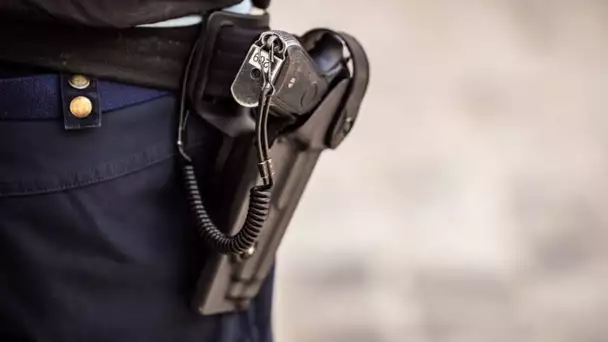 «La place d'un policier ne se situe pas en prison» : place Vendôme, une poignée de policiers mani…